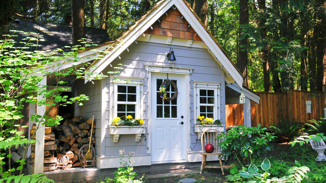 How cute is this little backyard shed? 🌻 What would...